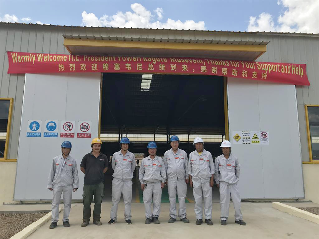 Pavimentando a Avenida de Cooperação China-África, Máquinas de Blocos QGM apoiam a construção do parque industrial China-Uganda