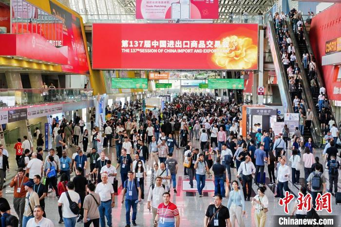 O QGM de fabricação inteligente brilha na Feira Canton | As ações da QGM deixam o mundo ver o poder das máquinas de tijolos chineses