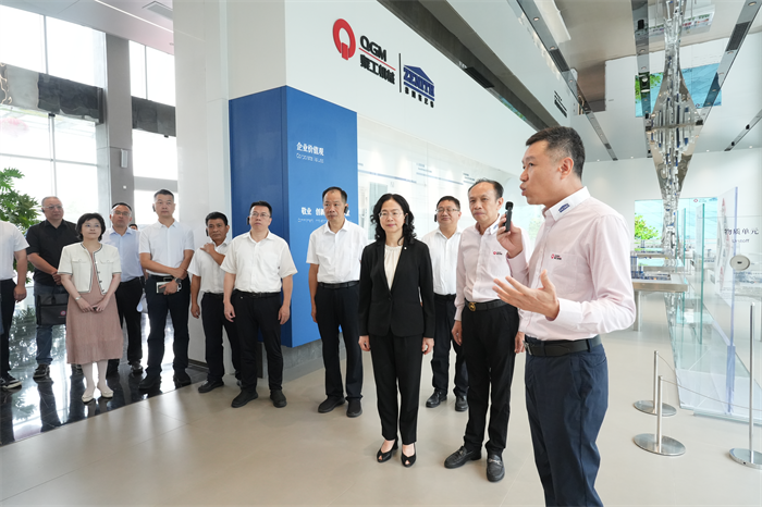 O vice -governador Jiang Erxiong levou uma equipe a investigar a Quangong Machinery Co., Ltd para ajudar Quanzhou a construir uma cidade de manufatura inteligente