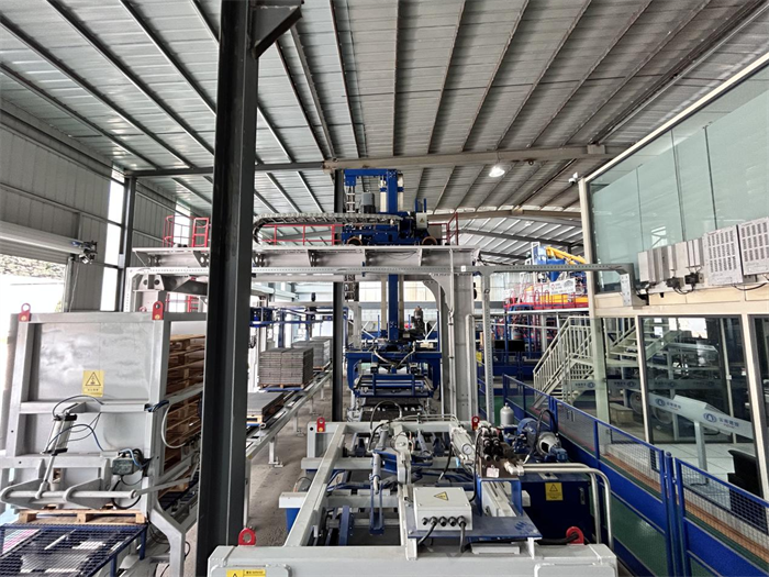 A linha de produção de tijolos de imitação de pedra para PC de alta qualidade da série ZN da QGM foi colocada em produção com sucesso em uma empresa líder de materiais de construção ecológicos no sudoeste da China.