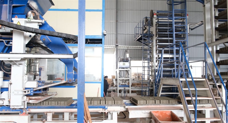 Uma máquina, vários tijolos, economia de energia e redução de carbono, o modelo QGM Zenith 15 cria um 