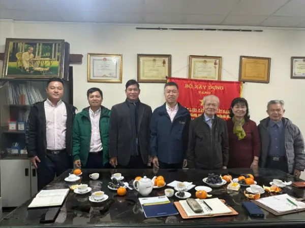 Fu Guohua, vice-gerente geral da Quangong Machinery Co., Ltd., liderou uma delegação que visitou a Associação de Materiais de Construção do Vietnã para promover o intercâmbio e a cooperação entre as indústrias de materiais de construção chinesa e vietnamita.