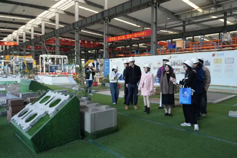 Com foco nas necessidades de desenvolvimento no exterior, a Quangong Machinery Co., Ltd. colabora com a Universidade de Estudos Estrangeiros e Comércio de Fuzhou para cultivar talentos de orientação internacional.